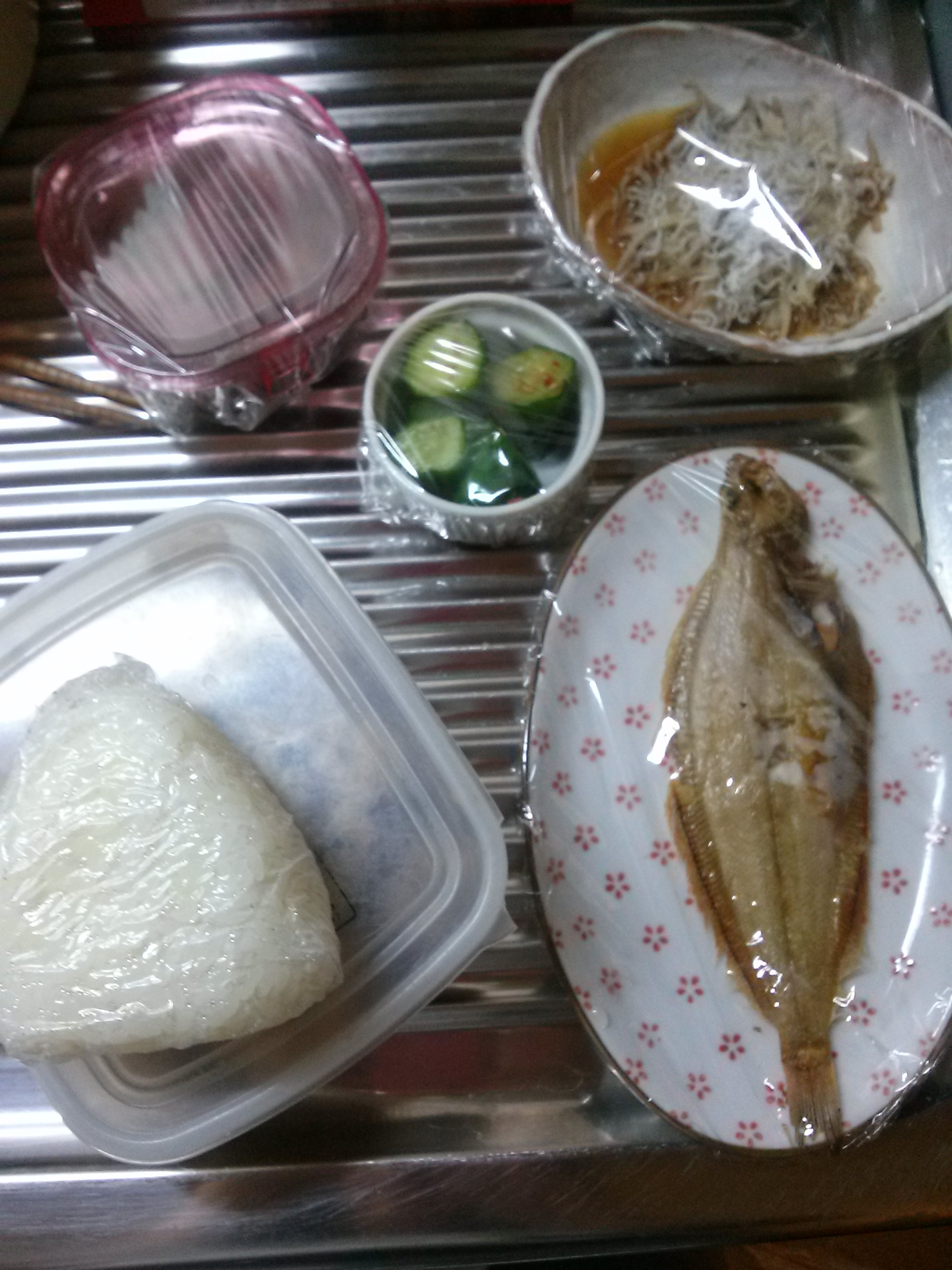 2013-10-25　やなぎがれいの焼き魚と、大根おろしとシラス和え、きゅうりの辛子漬け、紫色の青菜の味噌汁